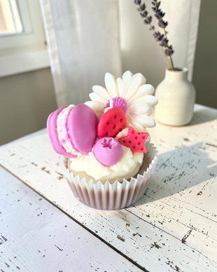 Lumânare Artizanală Tip Cupcake cu Macarons, Aroma Bergamotă și Patchouli, Ceară Soia 115g