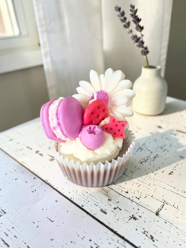 Lumânare Artizanală Tip Cupcake cu Macarons, Aroma Bergamotă și Patchouli, Ceară Soia 115g