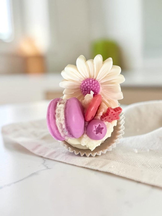Lumânare Artizanală Tip Cupcake cu Macarons, Aroma Bergamotă și Patchouli, Ceară Soia 115g