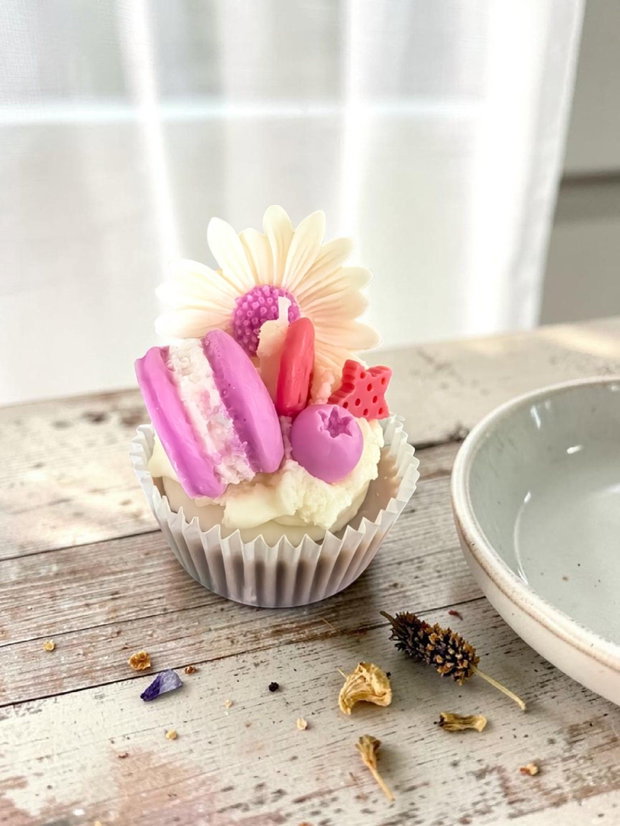 Lumânare Artizanală Tip Cupcake cu Macarons, Aroma Bergamotă și Patchouli, Ceară Soia 115g