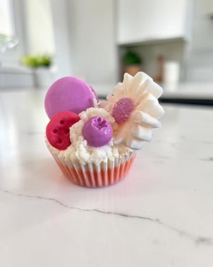 Lumânare Artizanală Tip Cupcake cu Macarons, Aroma Chocolate Orange, Ceară Soia 115g