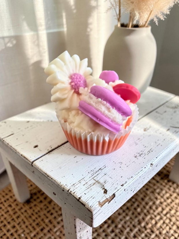 Lumânare Artizanală Tip Cupcake cu Macarons, Aroma Chocolate Orange, Ceară Soia 115g