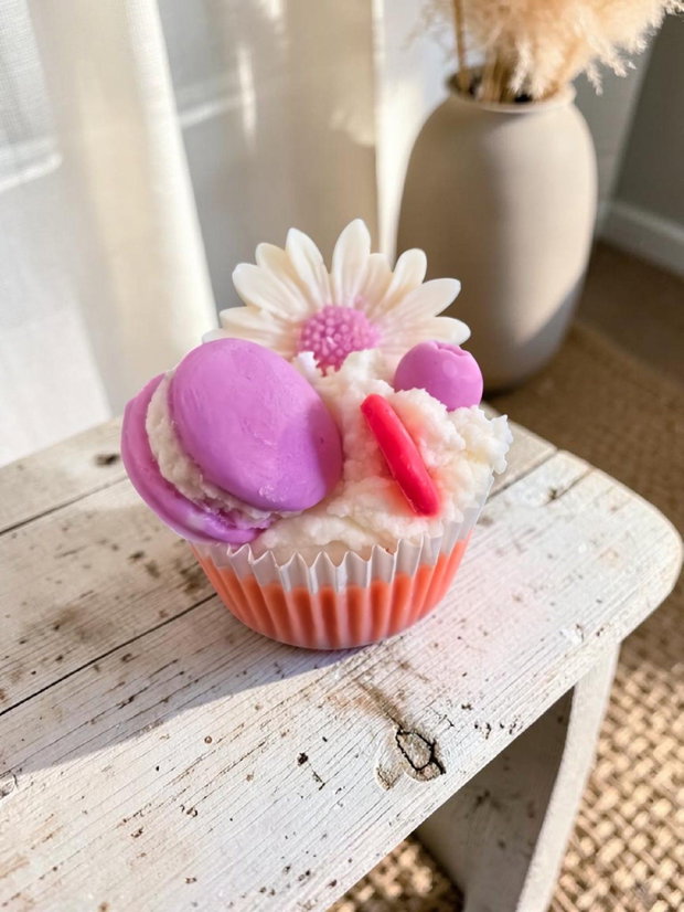 Lumânare Artizanală Tip Cupcake cu Macarons, Aroma Chocolate Orange, Ceară Soia 115g