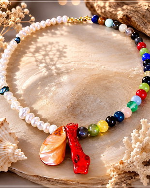 Colier handmade cu perle de cultură, mix din pietre semiprețioase, coral și sidef - Darul celor două mări