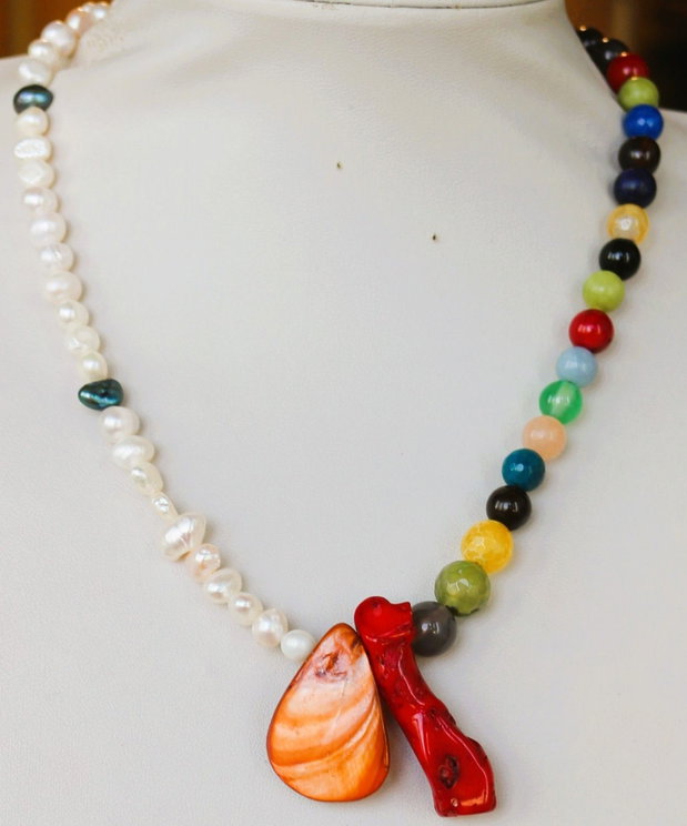 Colier handmade cu perle de cultură, mix din pietre semiprețioase, coral și sidef - Darul celor două mări