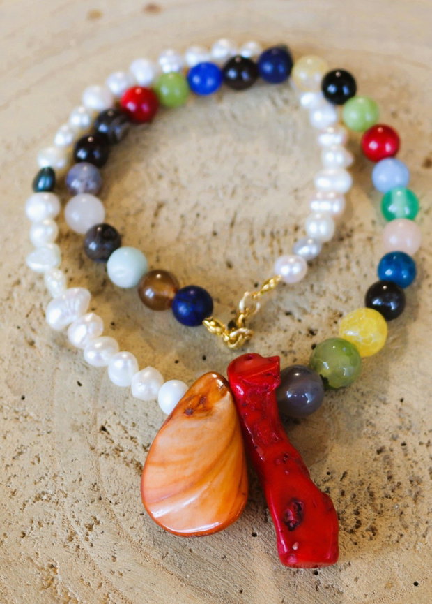 Colier handmade cu perle de cultură, mix din pietre semiprețioase, coral și sidef - Darul celor două mări