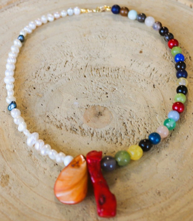 Colier handmade cu perle de cultură, mix din pietre semiprețioase, coral și sidef - Darul celor două mări