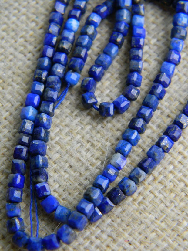 Lapis cubulete (AV22)