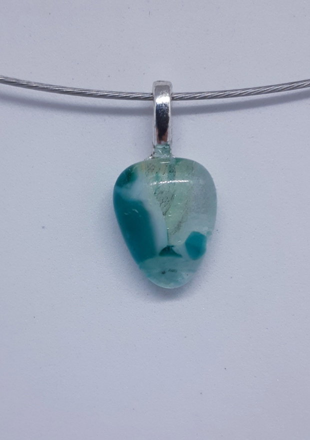 Pandantiv unicat, triunghiular, din sticla fuzionata fosforescenta, melanj transparent si verde