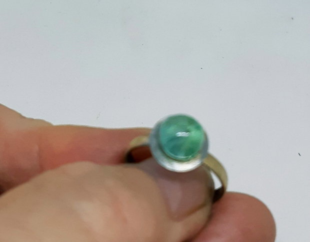 Inel unicat cu cabochon in forma de floare bleu vert din sticla fuzionata fosforescenta