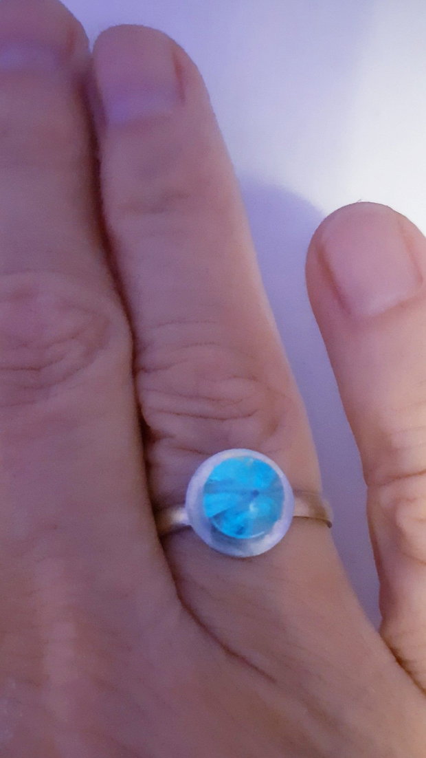 Inel unicat cu cabochon in forma de floare bleu vert din sticla fuzionata fosforescenta