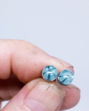 Cercei unicat cu pinuri minicabochoane in forma de floare bleu vert din sticla fuzionata fosforescenta