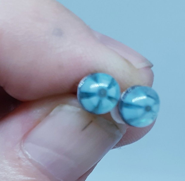 Cercei unicat cu pinuri minicabochoane in forma de floare bleu vert din sticla fuzionata fosforescenta