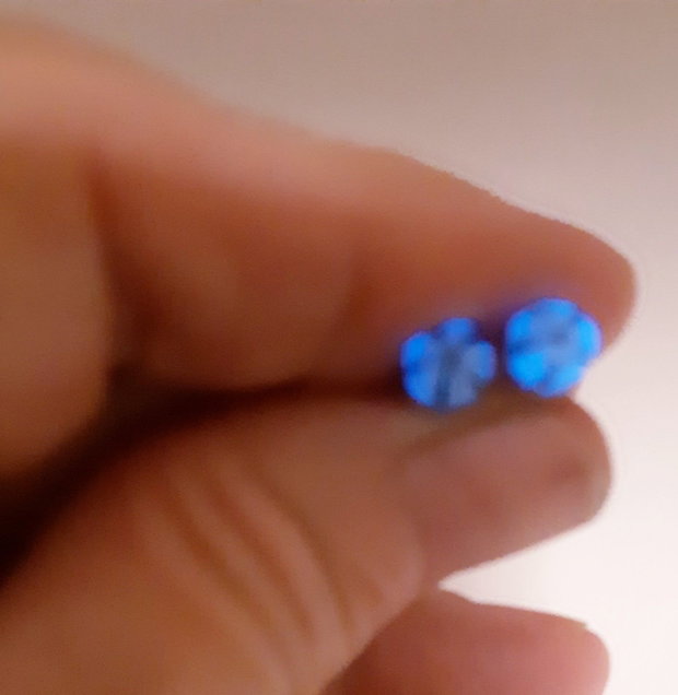 Cercei unicat cu pinuri minicabochoane in forma de floare bleu vert din sticla fuzionata fosforescenta