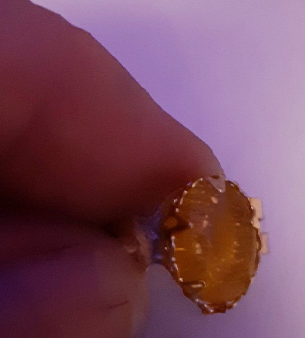 Inel unicat, cu cabochon auriu din sticla fuzionata fosforescenta