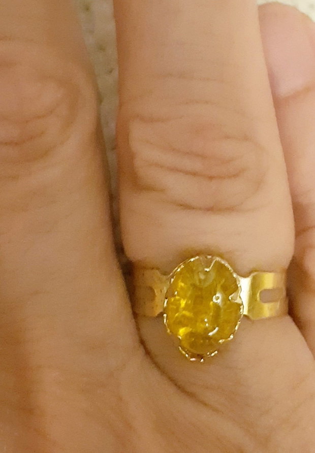 Inel unicat, cu cabochon auriu din sticla fuzionata fosforescenta