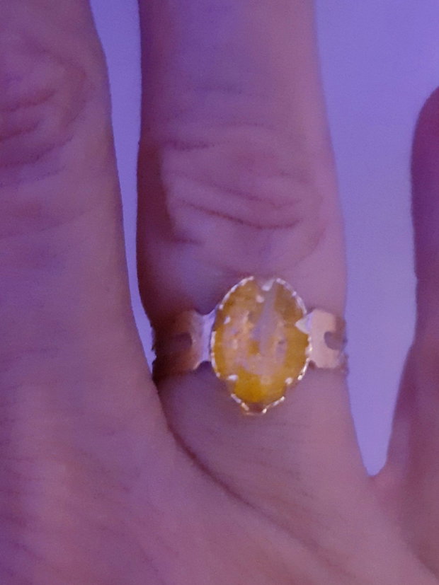 Inel unicat, cu cabochon auriu din sticla fuzionata fosforescenta
