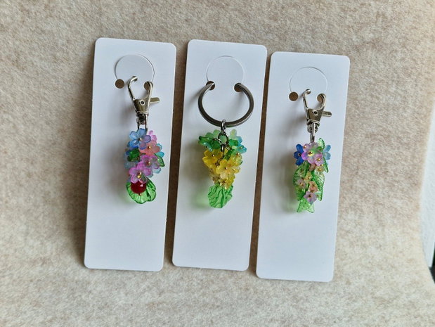 Breloc floral din mărgele