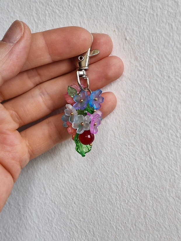 Breloc floral din mărgele