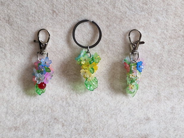 Breloc floral din mărgele