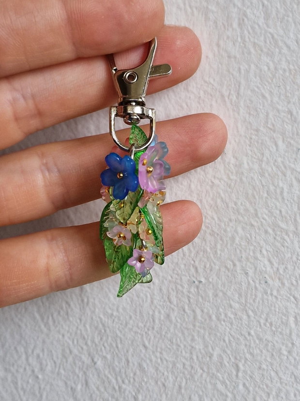 Breloc floral din mărgele
