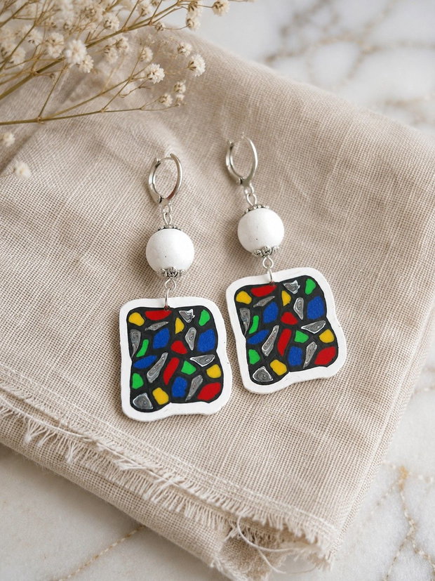 Cercei handmade din lut polimeric, model vitraliu/mozaic multicolor cu baze albe