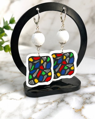 Cercei handmade din lut polimeric, model vitraliu/mozaic multicolor cu baze albe