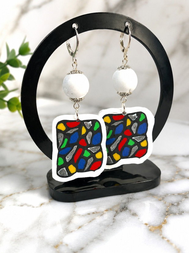 Cercei handmade din lut polimeric, model vitraliu/mozaic multicolor cu baze albe