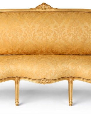 Sofa trei locuri din lemn auriu cu tapiterie din matase aurie