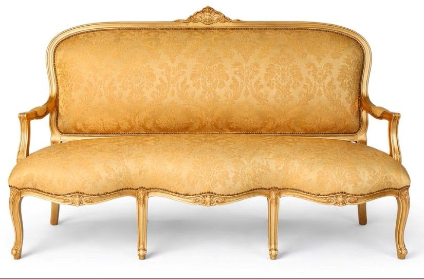 Sofa trei locuri din lemn auriu cu tapiterie din matase aurie