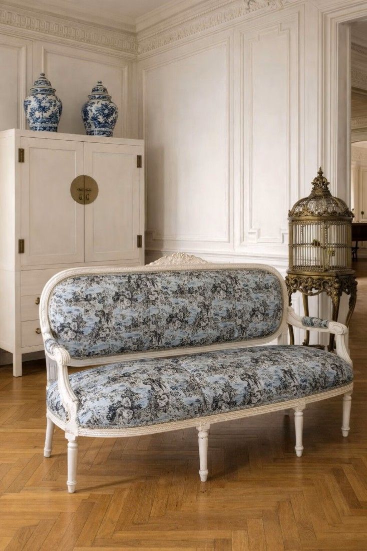 Sofa Madame Pompadour din lemn masiv alb cu tapiterie colorata