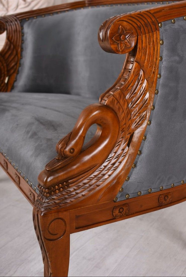 Sofa din lemn mahon cu capete de lebada si tapiterie gri soarece