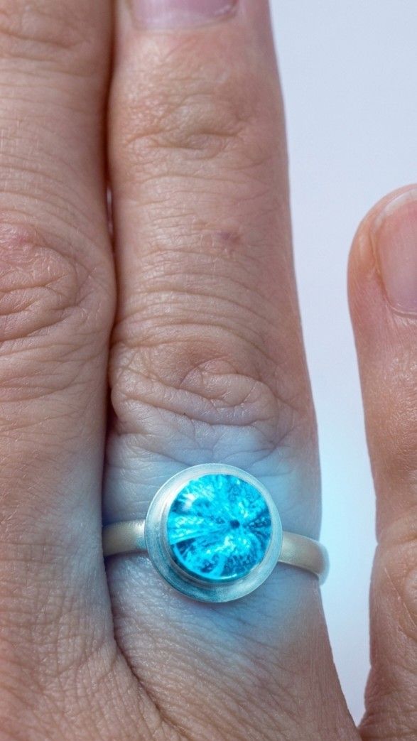 Inel unicat cu cabochon in forma de floare bleu vert din sticla fuzionata fosforescenta