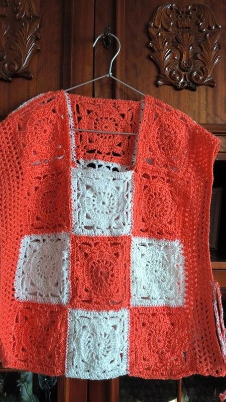 Vesta crosetata manual din fir acrilic