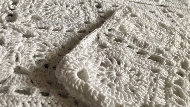 Jacheta alba handmade crosetata din fir de bumbac