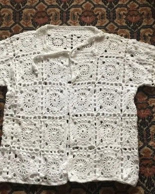 Jacheta alba handmade crosetata din fir de bumbac