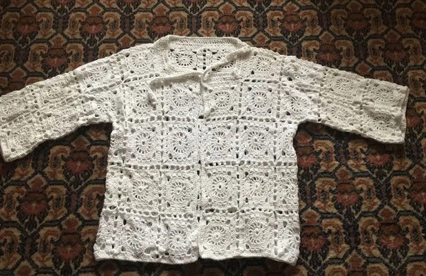 Jacheta alba handmade crosetata din fir de bumbac