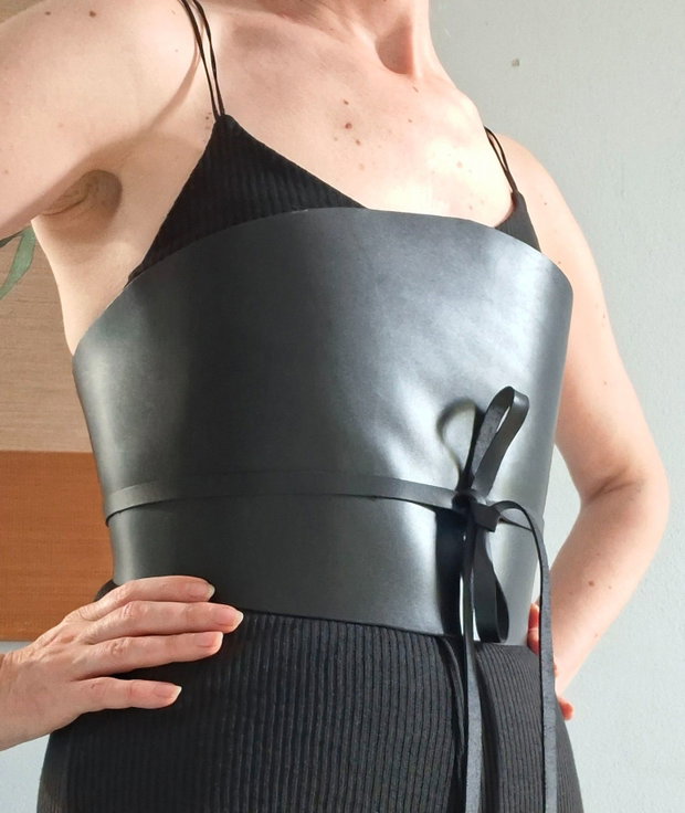 Accesoriu tip corset din piele