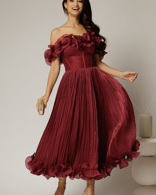 Rochie midi bordo in clos din voal satinat cu volanase la bust si la baza