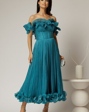 Rochie midi turcoaz in clos din voal satinat cu volanase la bust si la baza