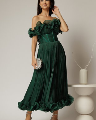 Rochie midi verde in clos din voal satinat cu volanase la bust si la baza