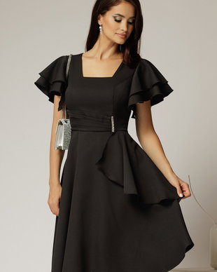 Rochie scurta neagra cu maneci scurte evazate si aplicatie pe talie