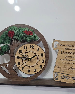 Ceas de birou/raft din lemn si licheni, cadou mama