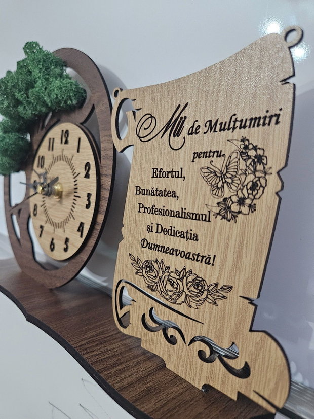 Ceas de birou/raft din lemn cu licheni stabilizati si mesaj de multumire