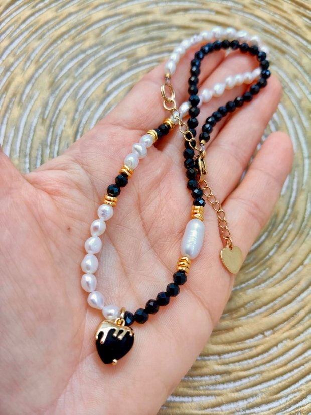 Colier perle baroc albe marunte, spinel negru & inima neagra
