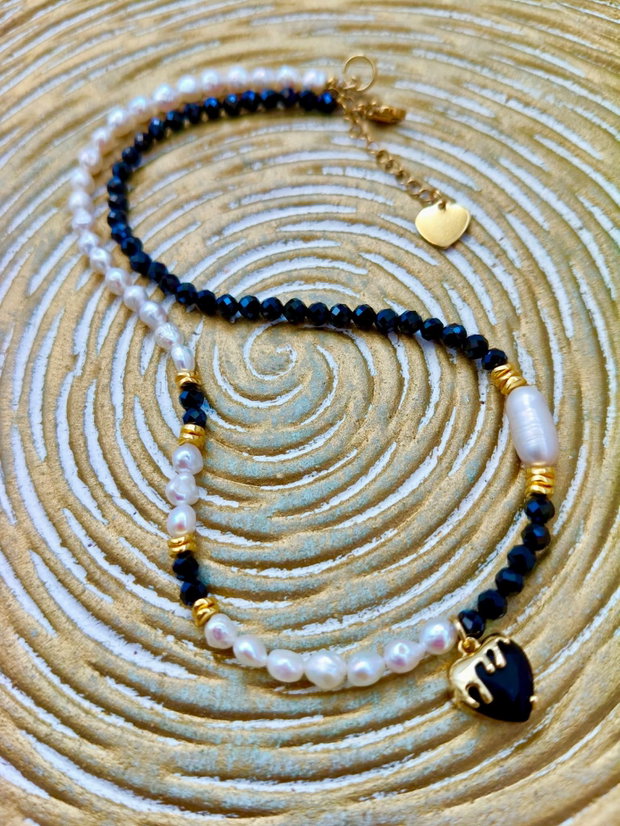 Colier perle baroc albe marunte, spinel negru & inima neagra