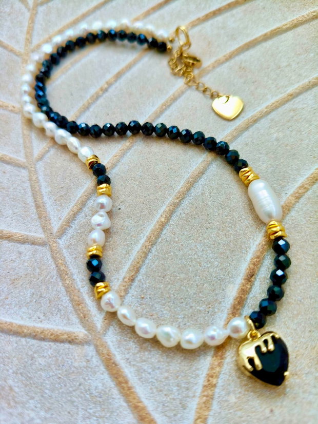Colier perle baroc albe marunte, spinel negru & inima neagra