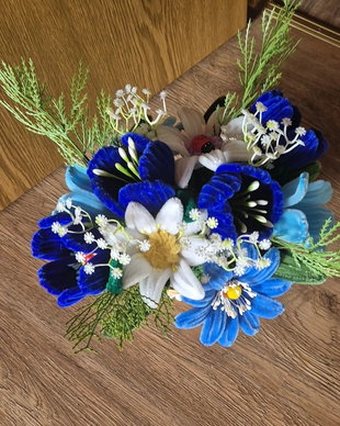 Aranjament floral din sarma plusata