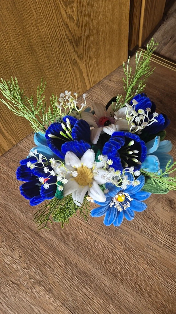 Aranjament floral din sarma plusata