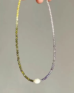 Colier delicat cu perlă de cultură și zirconiu cubic fațetat verde-oliv & lila, lanț auriu, 45 cm